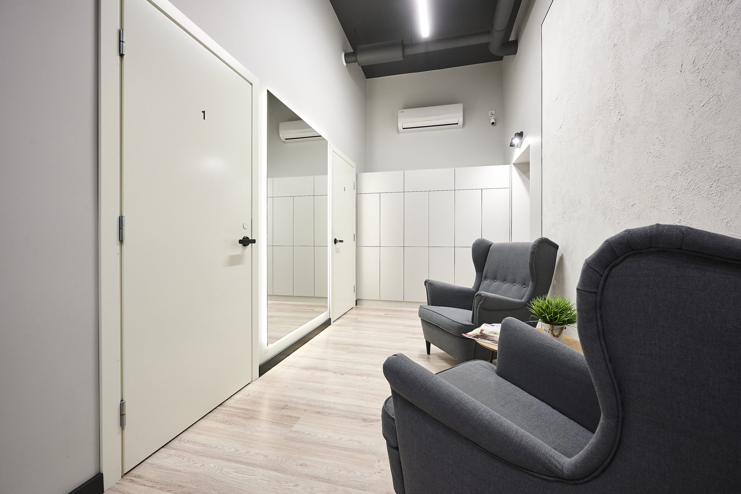 Hallway lounge with armchairs